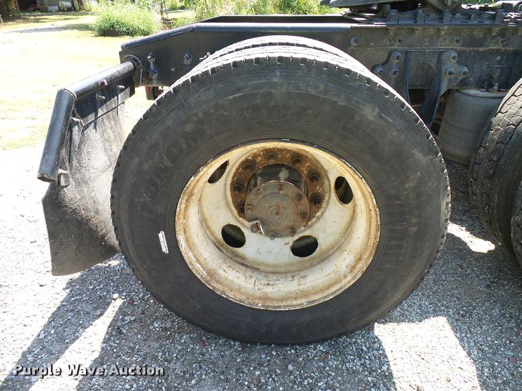 image for item DD8341 2013 International ProStar Plus semi truck