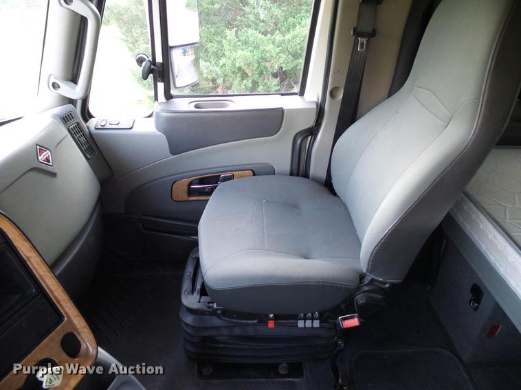 image for item DD8343 2013 International ProStar Plus semi truck