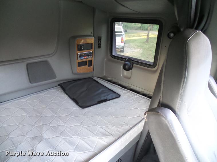 image for item DD8343 2013 International ProStar Plus semi truck