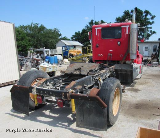 image for item DE0174 1997 International 9200 semi truck