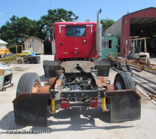 image for item DE0174 1997 International 9200 semi truck