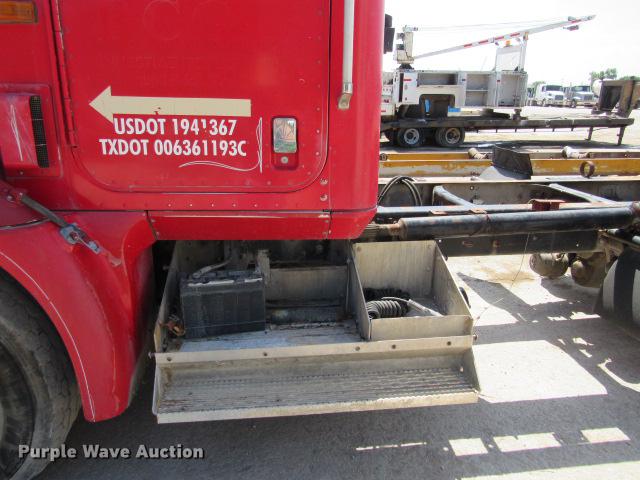 image for item DE0174 1997 International 9200 semi truck