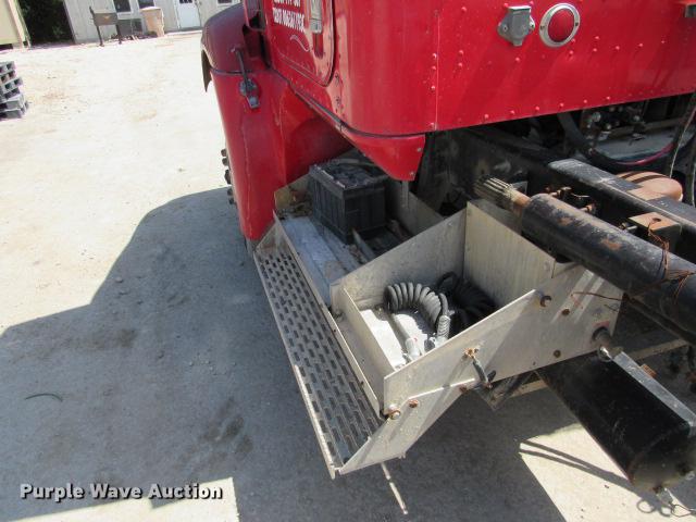 image for item DE0174 1997 International 9200 semi truck