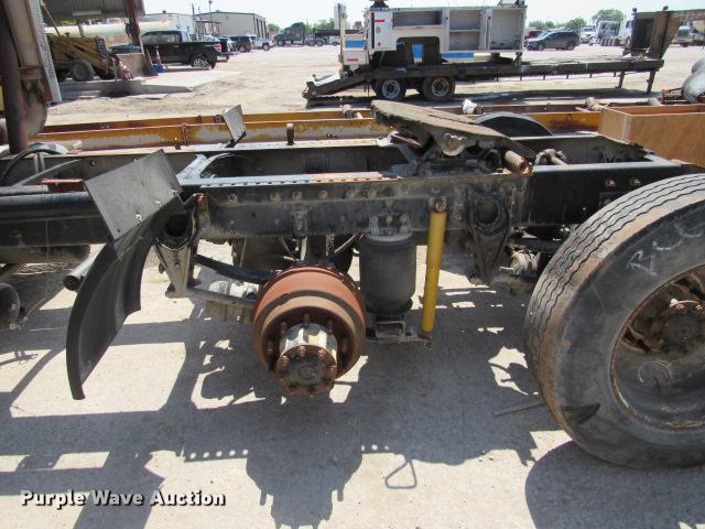 image for item DE0174 1997 International 9200 semi truck