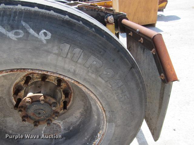 image for item DE0174 1997 International 9200 semi truck