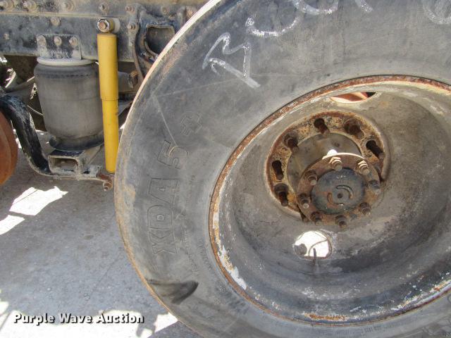 image for item DE0174 1997 International 9200 semi truck