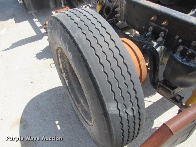 image for item DE0174 1997 International 9200 semi truck