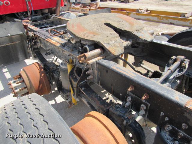 image for item DE0174 1997 International 9200 semi truck