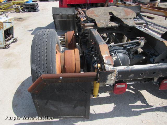 image for item DE0174 1997 International 9200 semi truck