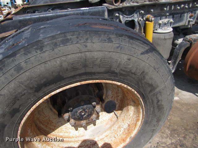 image for item DE0174 1997 International 9200 semi truck