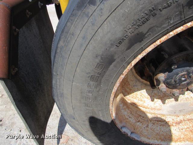 image for item DE0174 1997 International 9200 semi truck