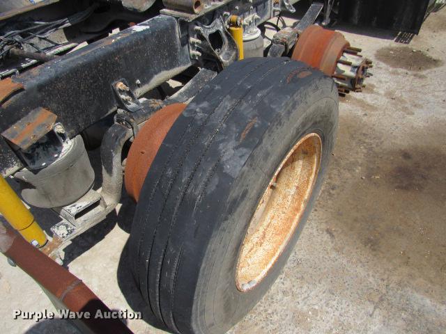 image for item DE0174 1997 International 9200 semi truck