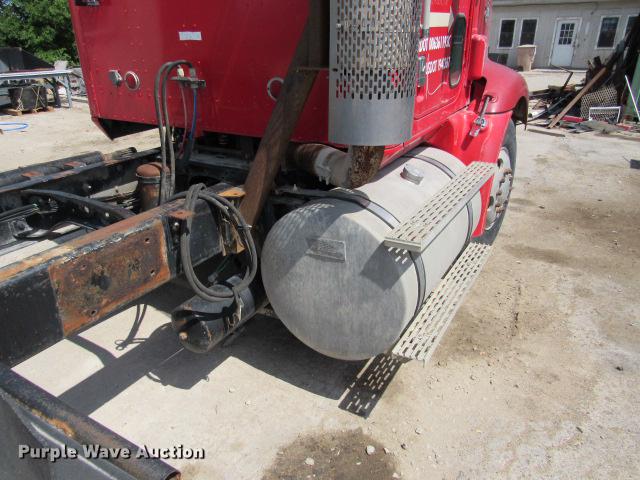 image for item DE0174 1997 International 9200 semi truck