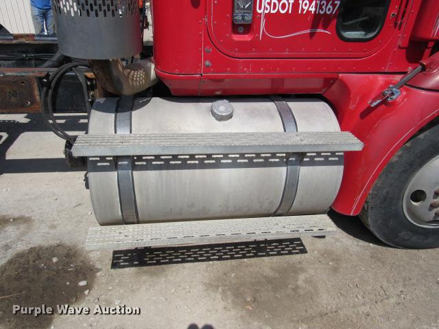 image for item DE0174 1997 International 9200 semi truck