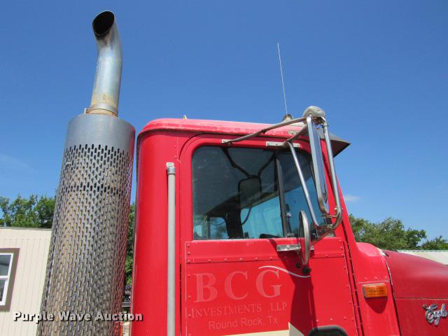 image for item DE0174 1997 International 9200 semi truck