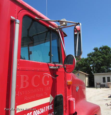 image for item DE0174 1997 International 9200 semi truck