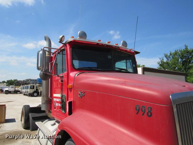 image for item DE0174 1997 International 9200 semi truck