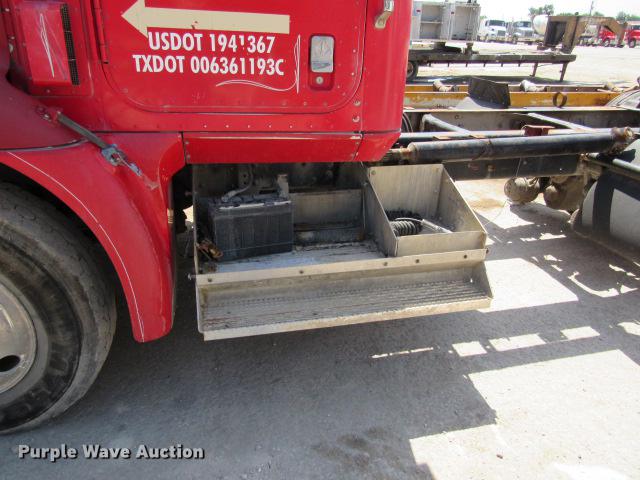 image for item DE0174 1997 International 9200 semi truck