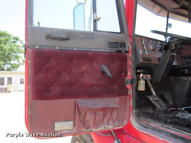 image for item DE0174 1997 International 9200 semi truck