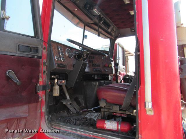 image for item DE0174 1997 International 9200 semi truck