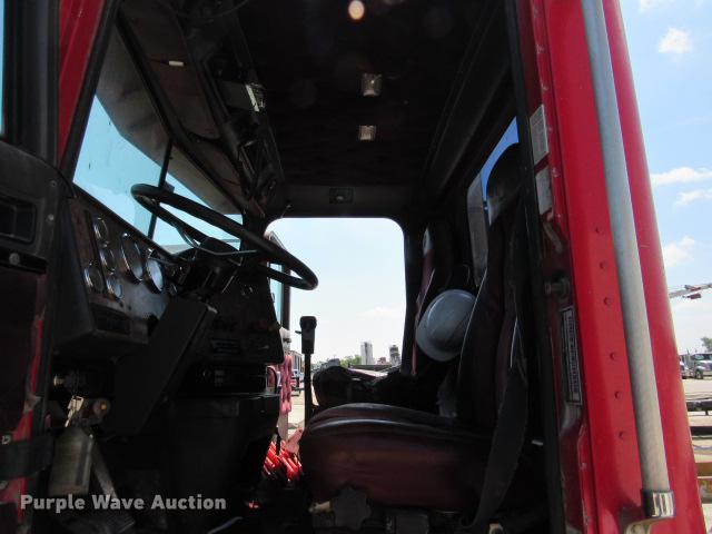 image for item DE0174 1997 International 9200 semi truck