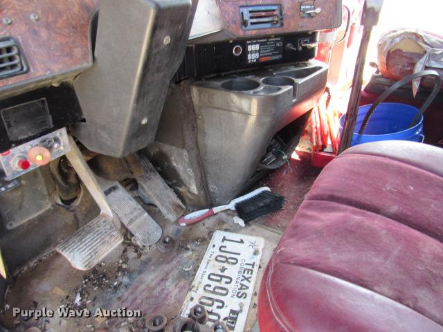 image for item DE0174 1997 International 9200 semi truck