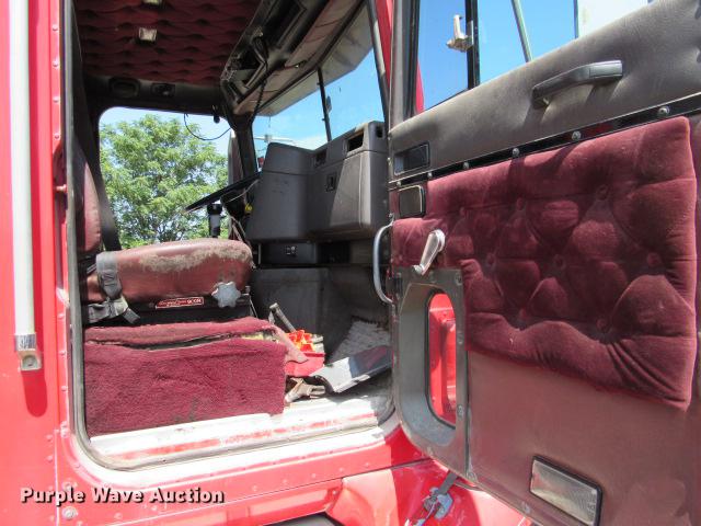 image for item DE0174 1997 International 9200 semi truck