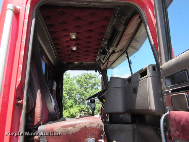 image for item DE0174 1997 International 9200 semi truck