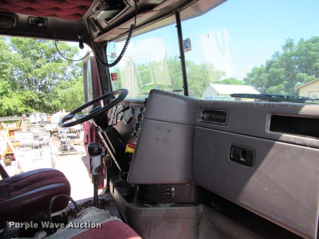 image for item DE0174 1997 International 9200 semi truck