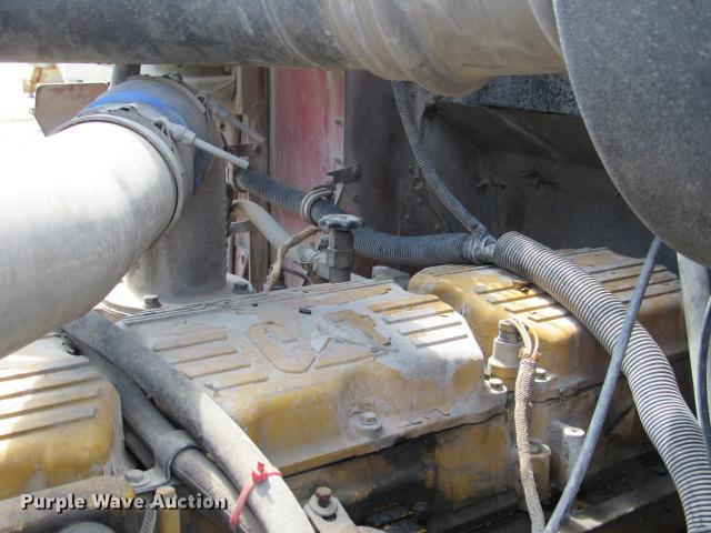 image for item DE0174 1997 International 9200 semi truck