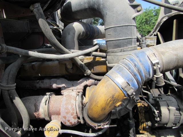 image for item DE0174 1997 International 9200 semi truck