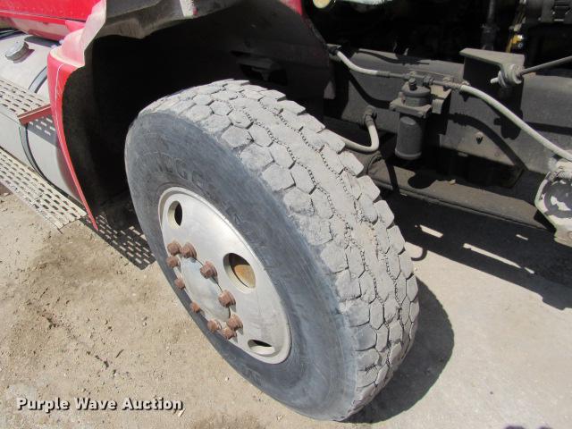 image for item DE0174 1997 International 9200 semi truck