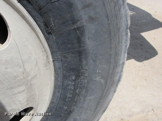 image for item DE0174 1997 International 9200 semi truck