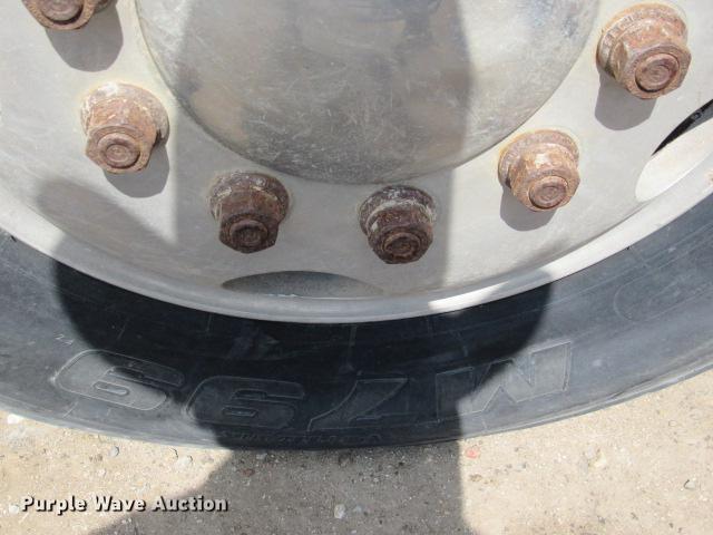 image for item DE0174 1997 International 9200 semi truck