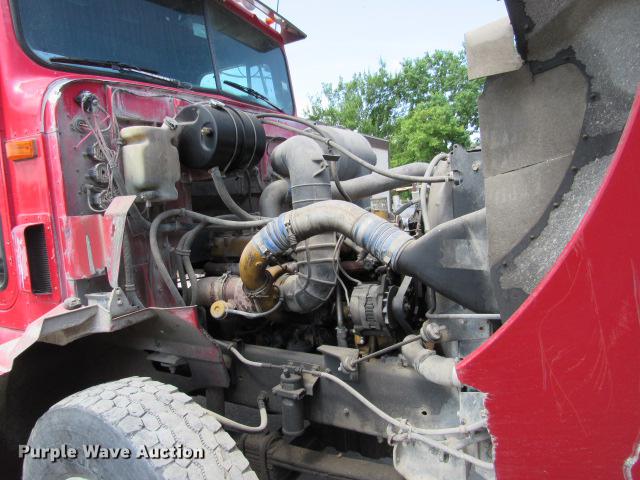 image for item DE0174 1997 International 9200 semi truck