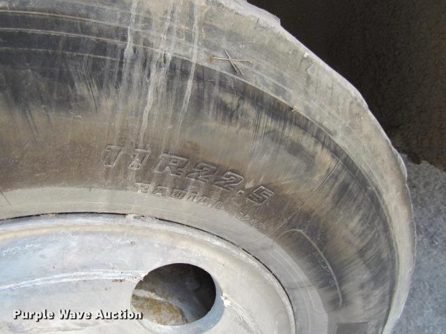 image for item DE0174 1997 International 9200 semi truck