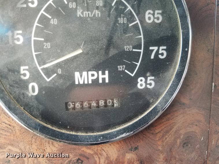 image for item DE0174 1997 International 9200 semi truck