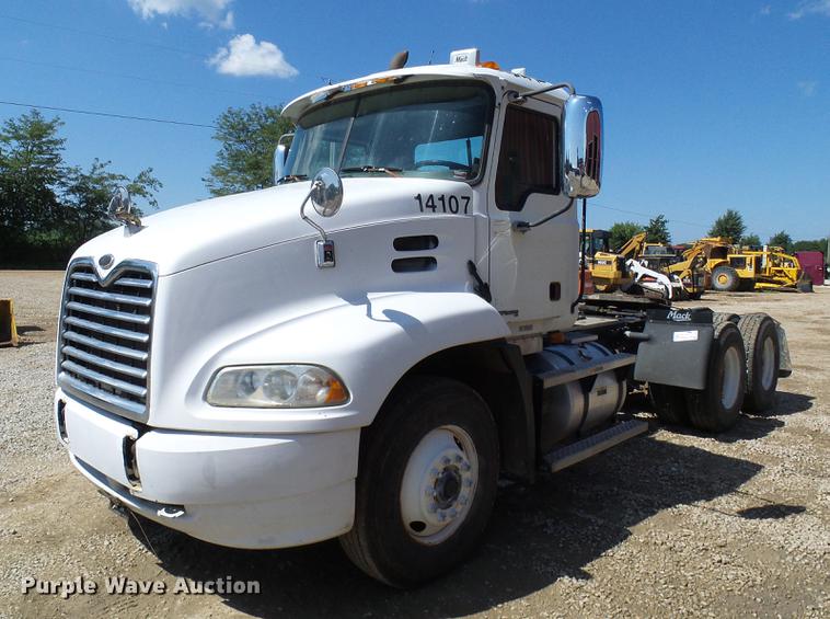 image for item DE5104 2004 Mack CX613 semi truck