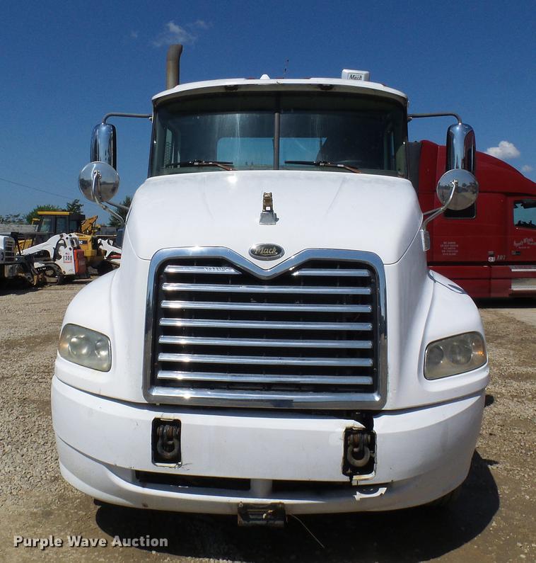 image for item DE5104 2004 Mack CX613 semi truck