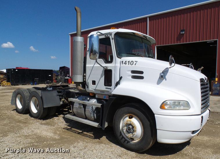 image for item DE5104 2004 Mack CX613 semi truck
