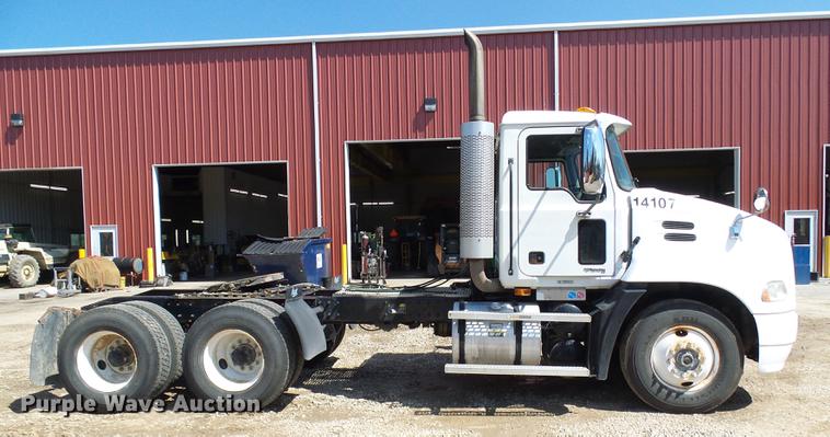 image for item DE5104 2004 Mack CX613 semi truck