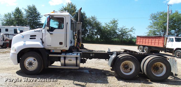 image for item DE5104 2004 Mack CX613 semi truck