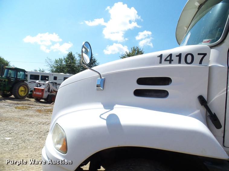 image for item DE5104 2004 Mack CX613 semi truck