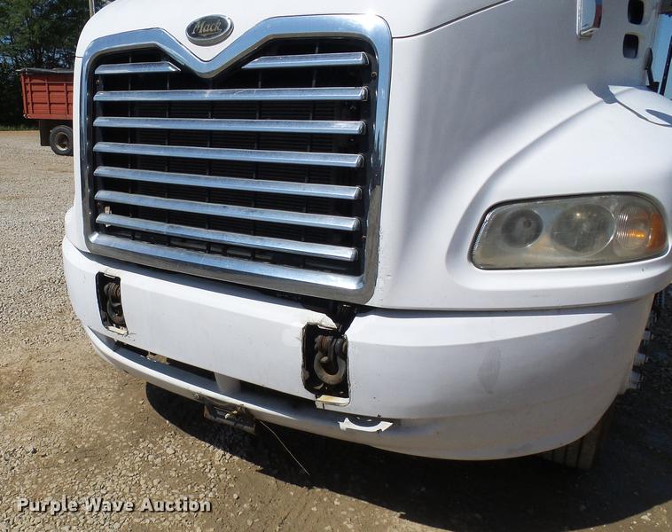 image for item DE5104 2004 Mack CX613 semi truck