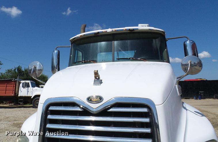 image for item DE5104 2004 Mack CX613 semi truck