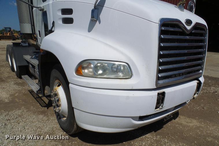 image for item DE5104 2004 Mack CX613 semi truck