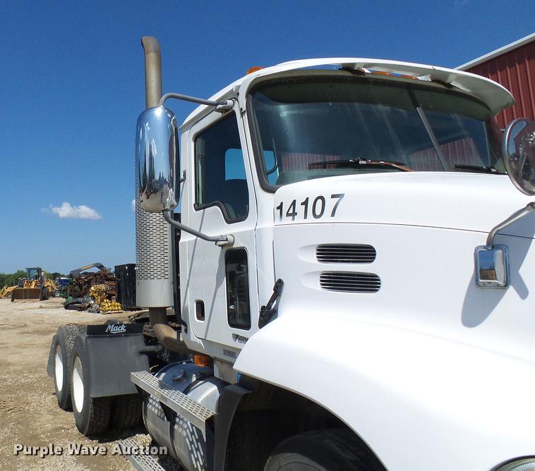 image for item DE5104 2004 Mack CX613 semi truck