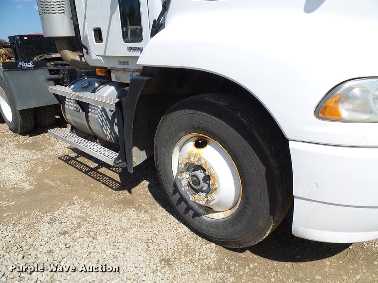 image for item DE5104 2004 Mack CX613 semi truck