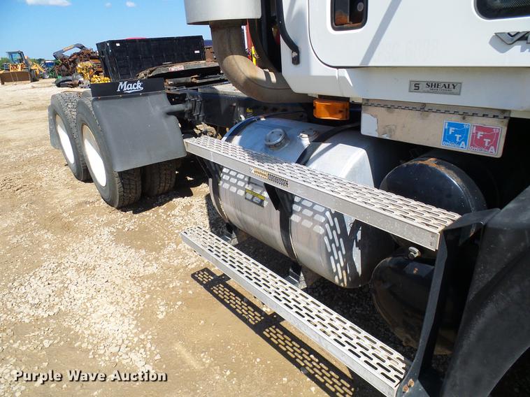 image for item DE5104 2004 Mack CX613 semi truck
