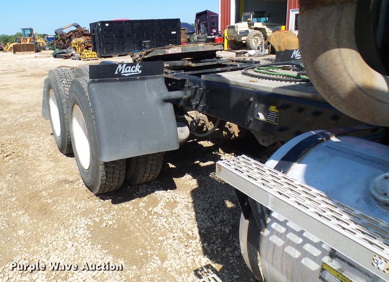 image for item DE5104 2004 Mack CX613 semi truck